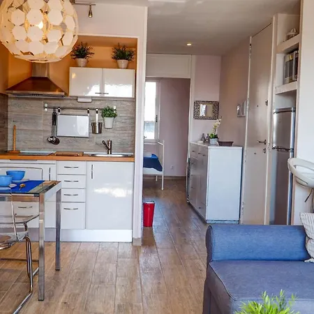 Апартаменты Seaside Cozy By Hello Homes *