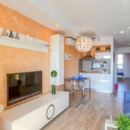 Апартаменты Seaside Cozy By Hello Homes *