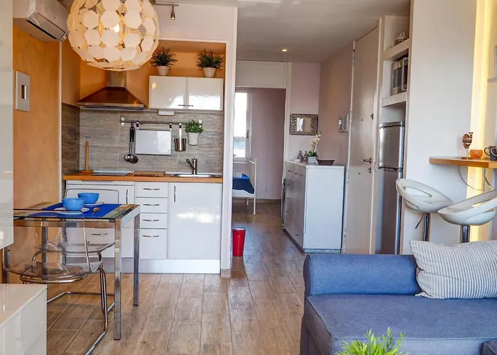 Апартаменты Seaside Cozy By Hello Homes *