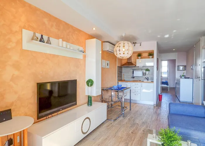 Апартаменты Seaside Cozy By Hello Homes *